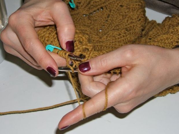 Mica - knitting continental style